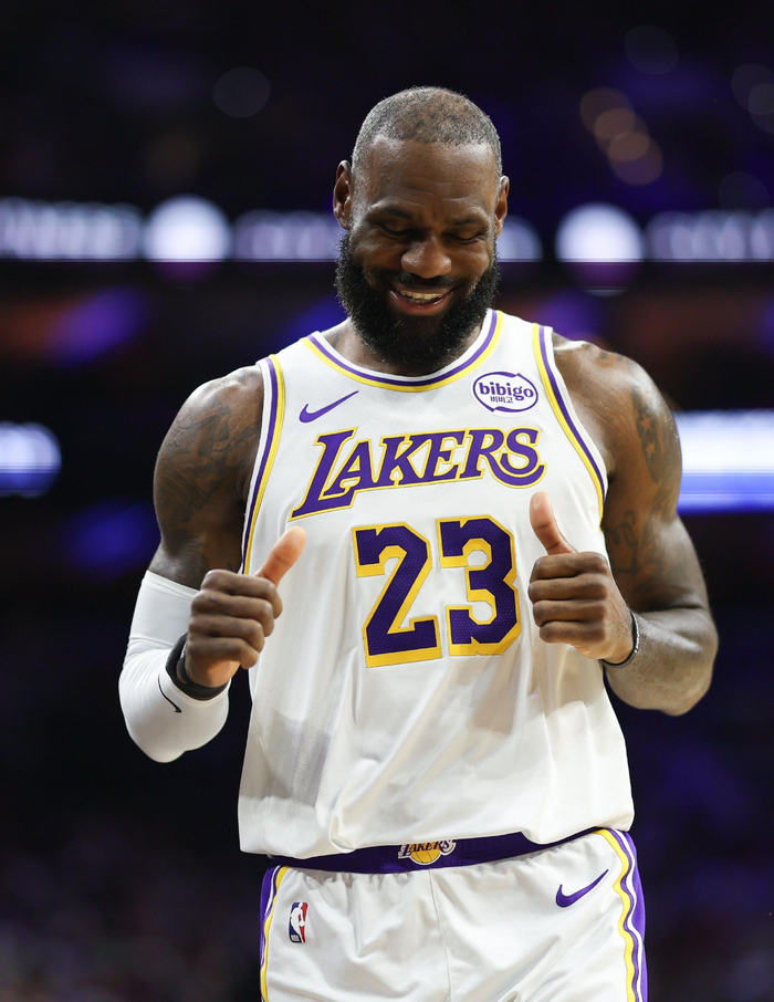 包含詹姆斯回归赛场，回归赛场首场状态亮眼，FPX观众沸腾！的词条